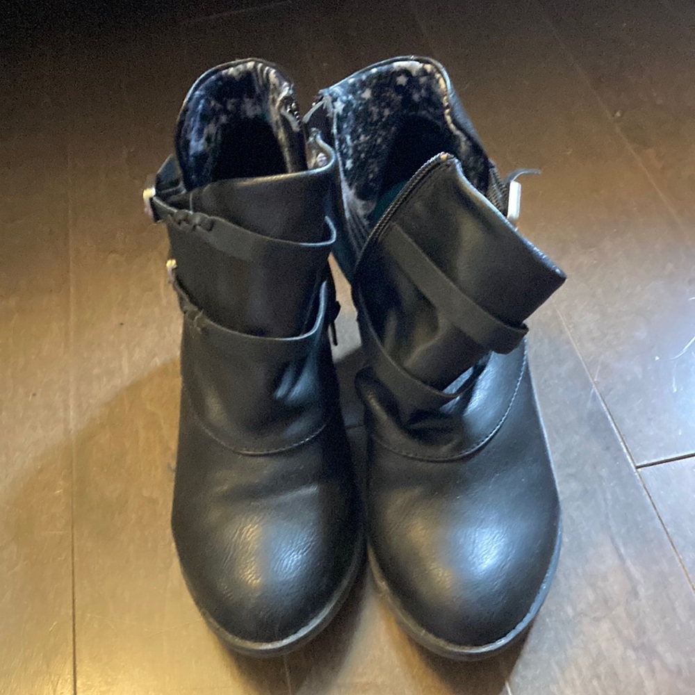 Women’s ankle boots, size 7.5